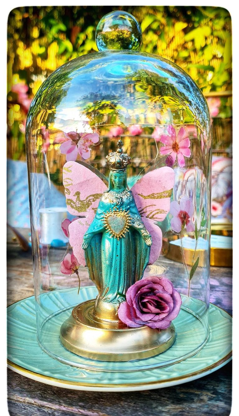 Vierge sous globe